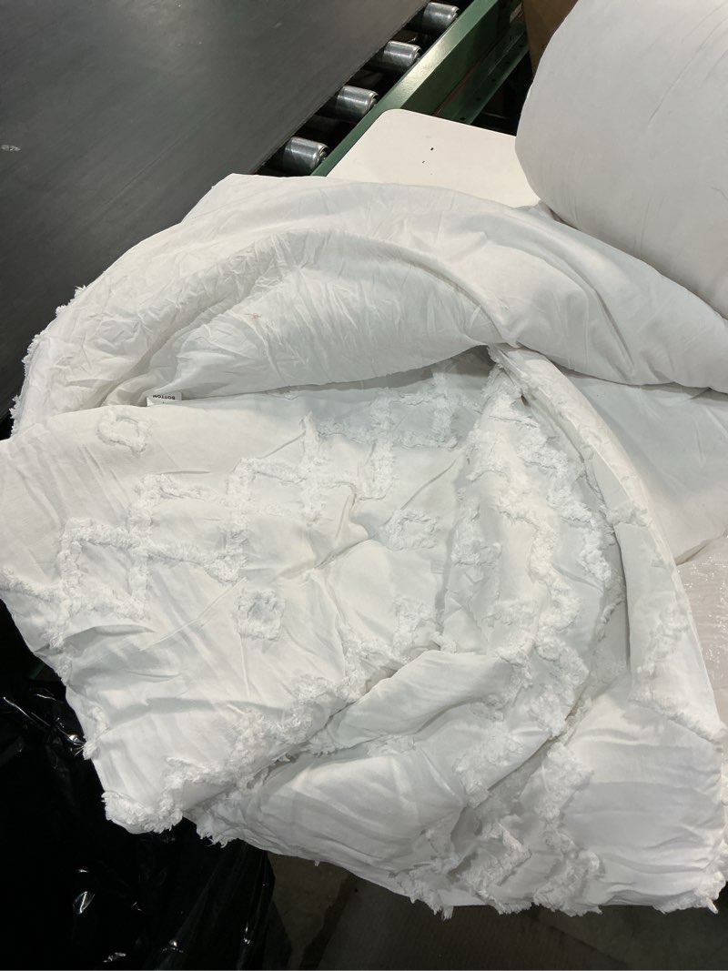Condition photo showing As Is for (incomplete)bedsure tufted boho comforter set queen size - bright white boho bed set, gentlesoft™ 3 pieces farmhouse shabby chic embroidery bedding, gifts for woman, soft jacquard queen comforter for all seasons queen 02 - bright white - elegant