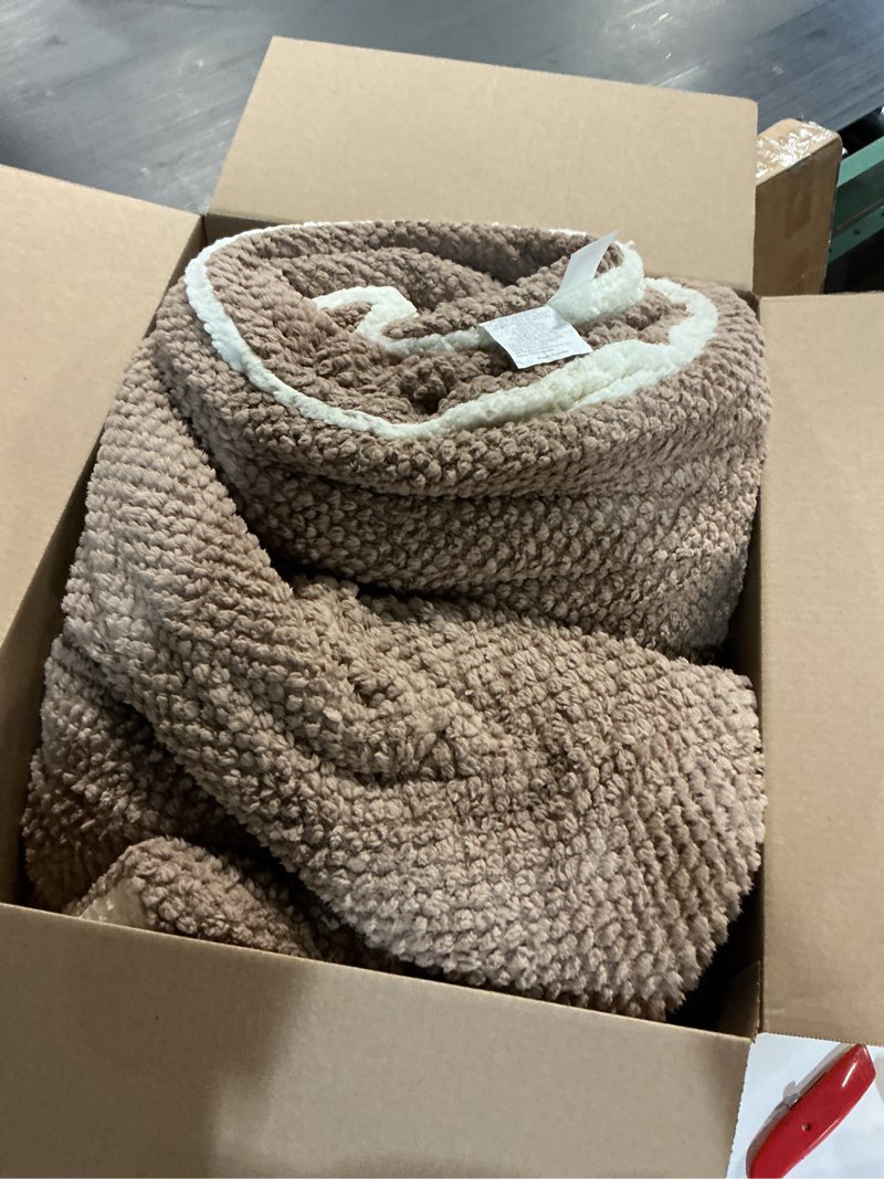 Condition photo showing Good Condition for 3D Jacquard Design Comforter Set, Ultra-Soft Warm King Size Sherpa Fur Plush 3-Pieces Sets Luxury Cozy Bedding with 2 Pillowcases (104"x90", Beige) Beige King(104"x90")