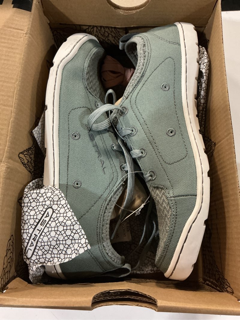 Condition photo showing New/Like New for astral loyak w size 8 teal grey
