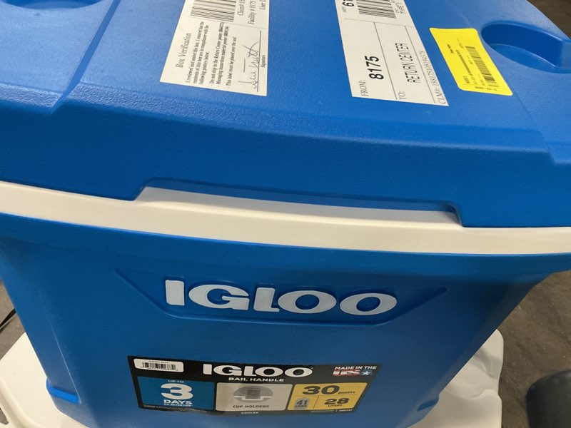 Condition photo showing Good Condition for igloo 30-quart cooler