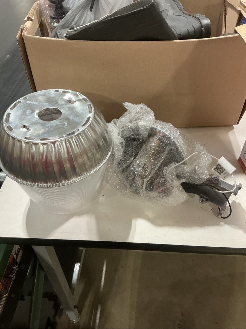 Condition photo showing Good Condition for oals10 35-watt led silver dusk to dawn area light