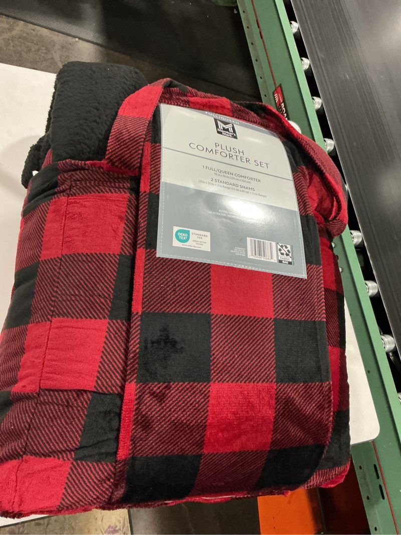 Condition photo showing Good Condition for member's mark 3-piece printed plush comforter set full/queen