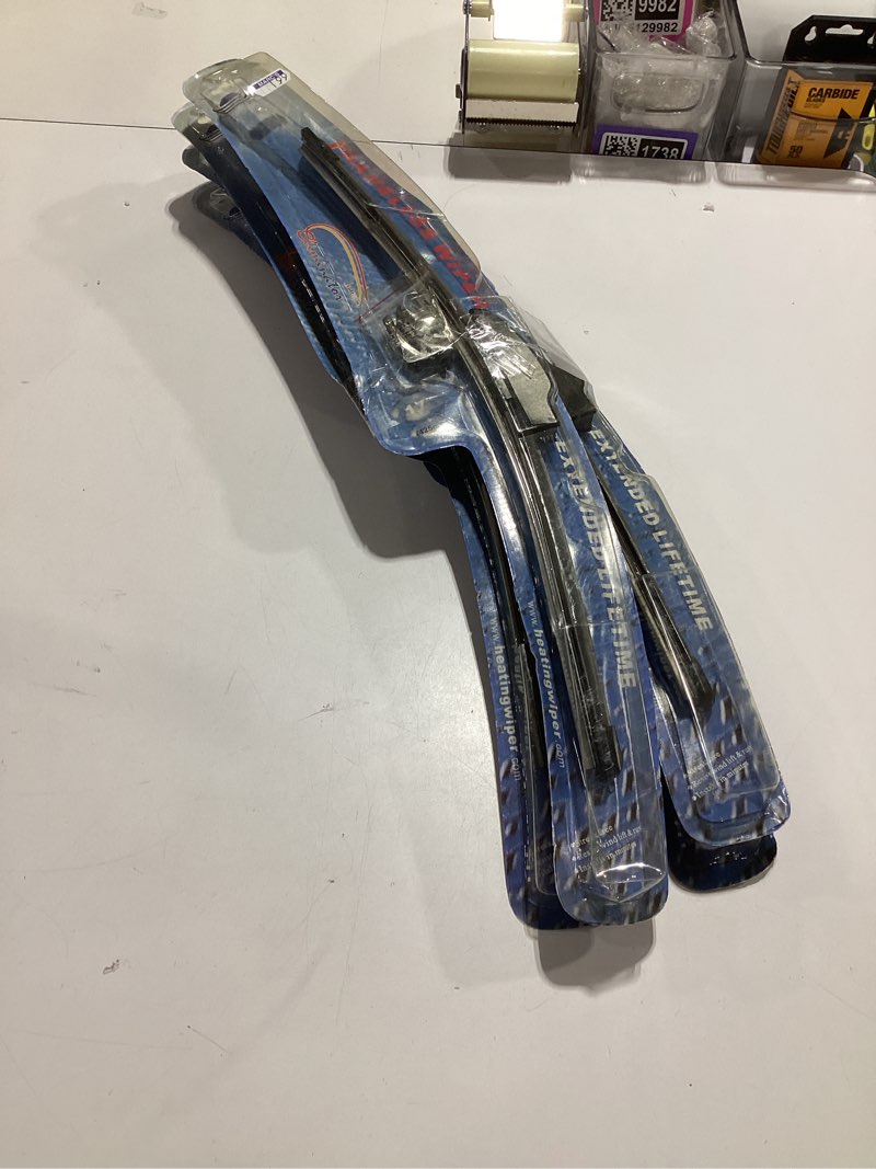 Condition photo showing Good Condition for 4 pack 17\" universal frameless replacement beam-style double-layer windshield wiper blade