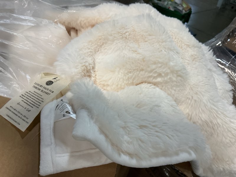 Condition photo showing Good Condition for Luxe Chinchilla Faux Fur Throw Blanket 60 in x 80 in beige 