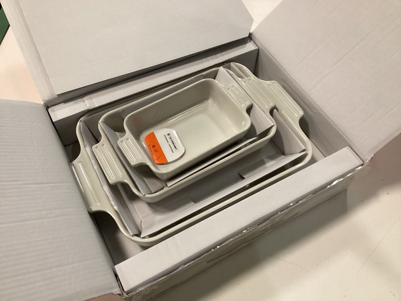 Condition photo showing Good Condition for Le Creuset Stoneware Heritage Set 3 Rectangular Dishes, White