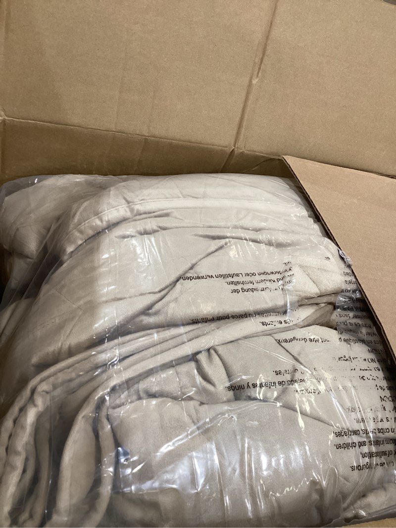 Condition photo showing Good Condition for EVERGRACE 3 Pieces Luxurious Velvet King Quilts, Ultra Soft Lightweight Velvet Comforter Set, Matelasse Oversized Diamond Bedspread Coverlet for All Season with 2 Shams, Khaki Tan, 108"x96" Khaki Tan King (108"x96")