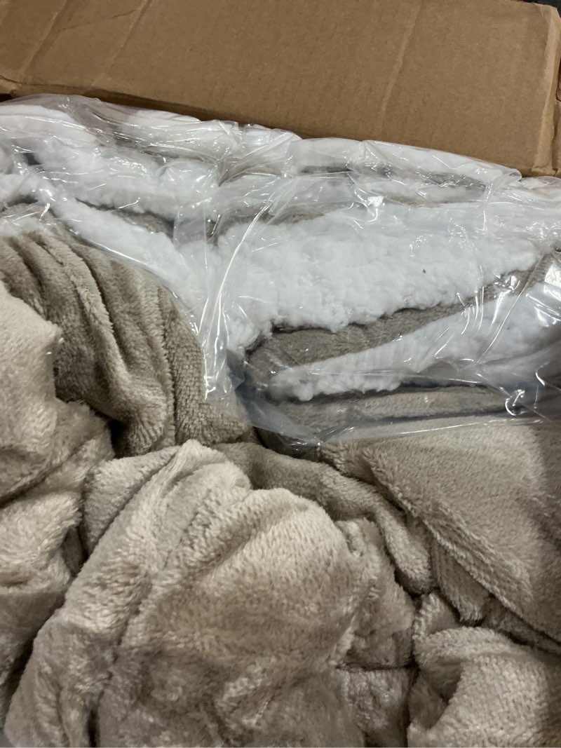 Condition photo showing Good Condition for amazon basics lightweight microfiber comforter set 3 pieces duvet cover set with zipper closure, king, taupe, solid taupe king
