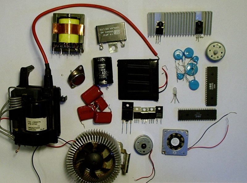 assorted lot of electronics (please see pictures taken (bidfta image) to determine items that will be received) 