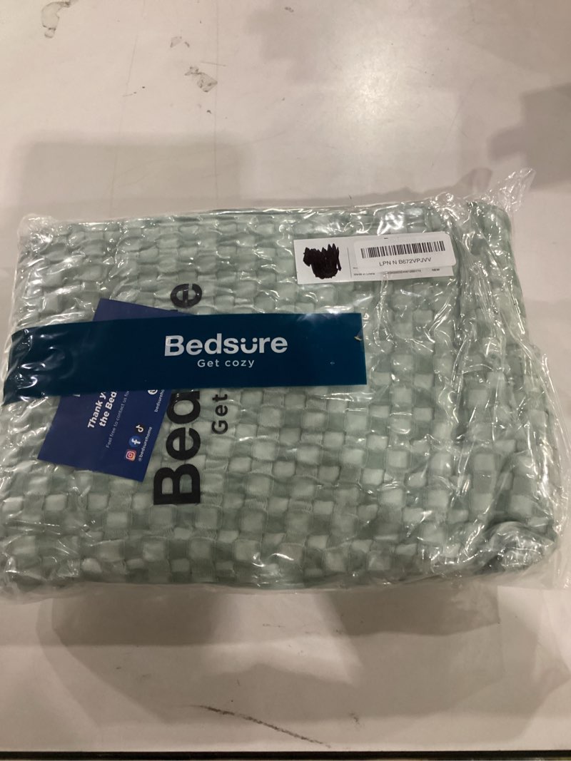 Condition photo showing New/Like New for bedsure cooling cotton waffle king size blanket - lightweight breathable blanket of rayon derived from bamboo for hot sleepers, luxury throws for bed, couch and sofa, mint green, 104x90 inches king (104" x 90") mint green