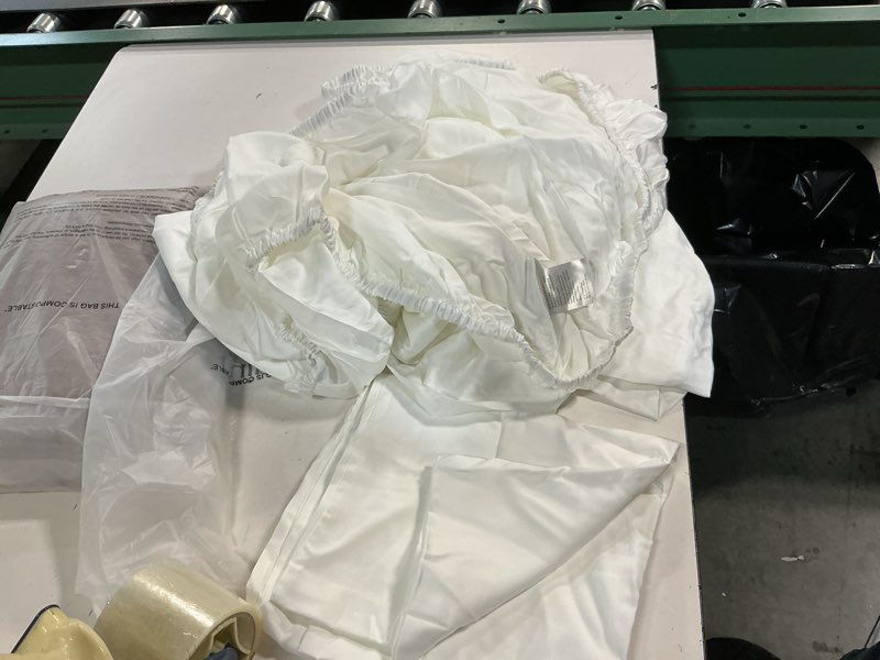 Condition photo showing As Is for mulberry silk sheet set, king ivory 
