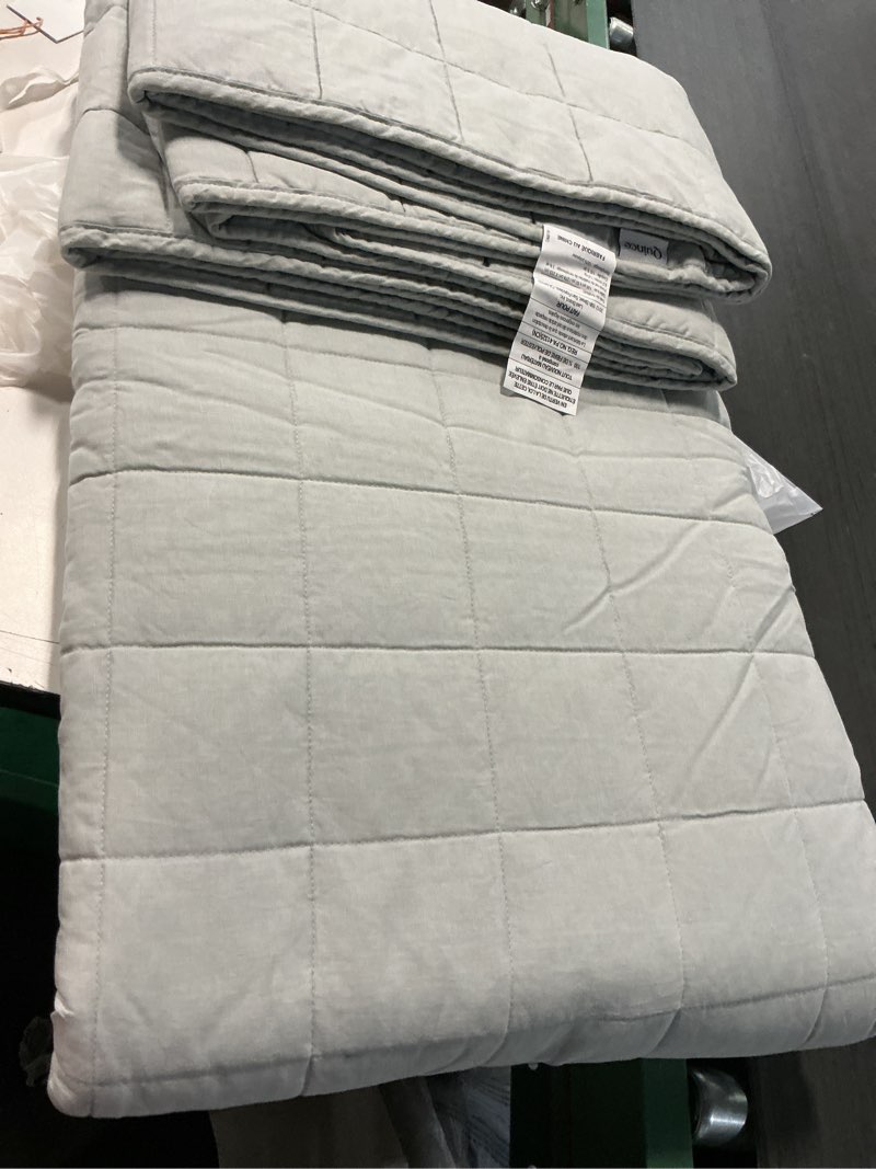 Condition photo showing Good Condition for bamboo box quilt (108 in x 92 in )