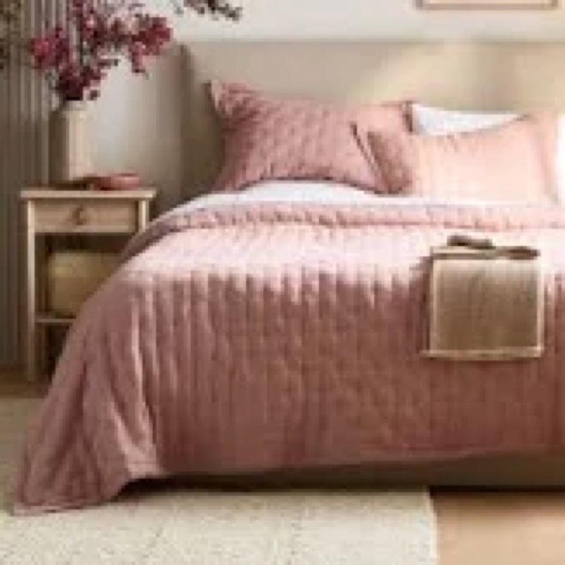 Wondnuga Velvet King/Cal.King Size Quilt Set 3 Pieces, Lightweight Soft Bedspread Coverlet, Pink, Do