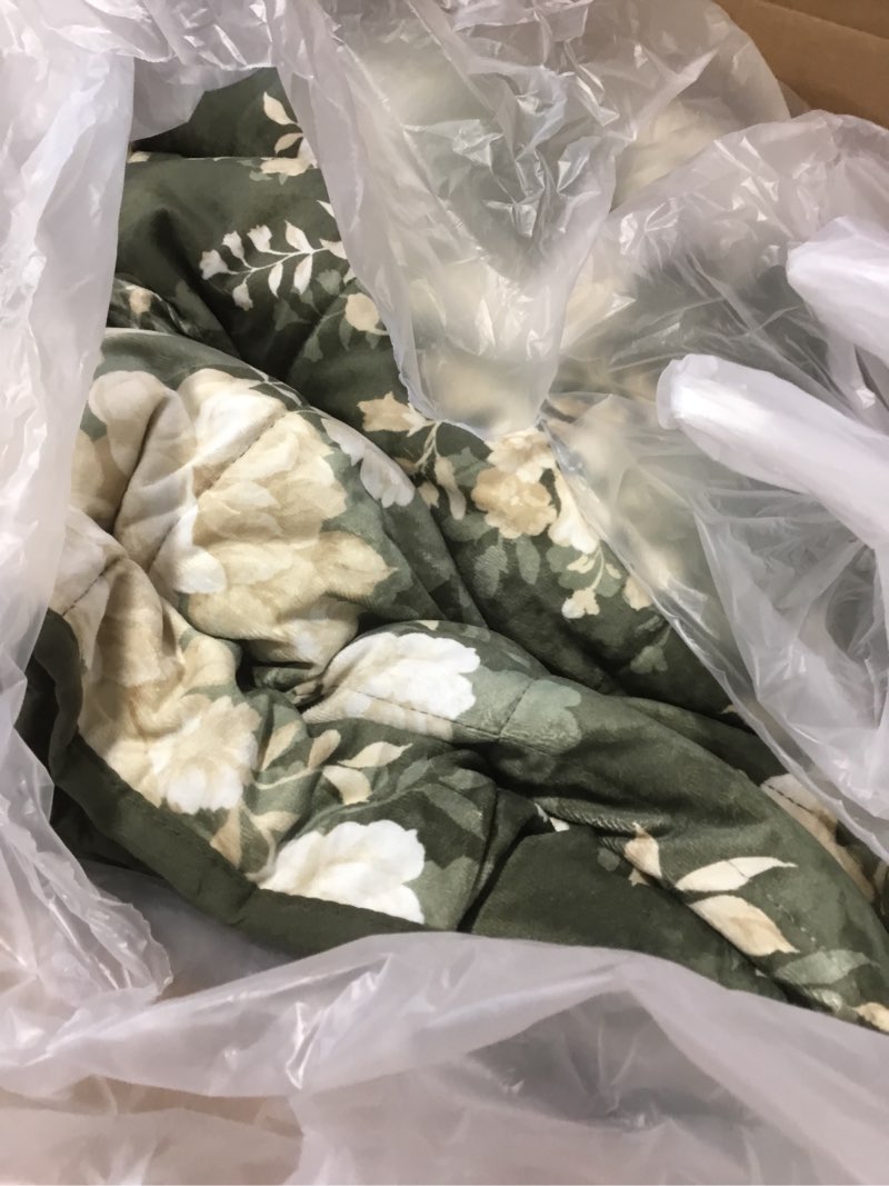 Condition photo showing Good Condition for wonderful luxury velvet quilt set with elegant floral printed,queen quilt set with shams,green soft cozy for bedspread/light comforter,all-season,pet-friendly,fit for adults teens kids bedroom,94"x94" c-green queen