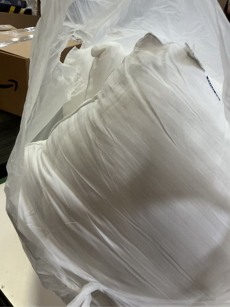 Condition photo showing Good Condition for MIULEE 22x22 Pillow Inserts, Firm and Fluffy Decorative Throw Pillows for Couch Sofa Bed, Down Alternative with 100% Cotton Cover Pack of 4 4 22x22 Inch