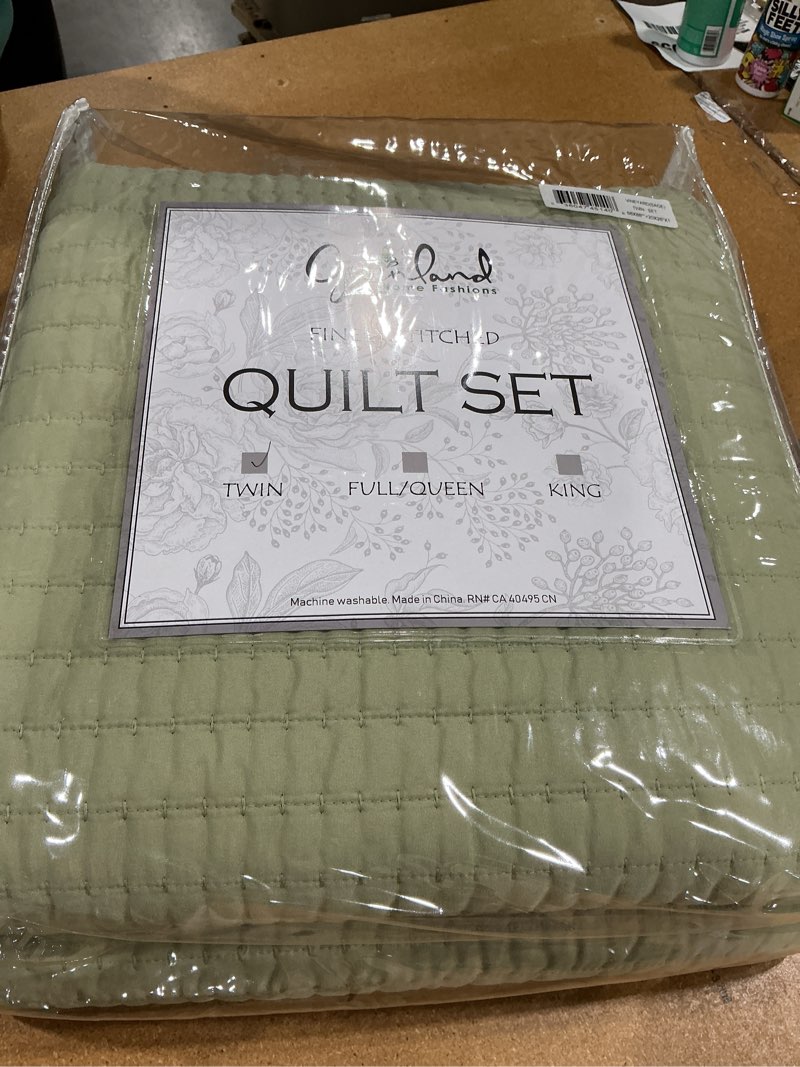 Condition photo showing New/Like New for greenland home textured fashion bedding set, 2-piece twin/xl, vineyard sage