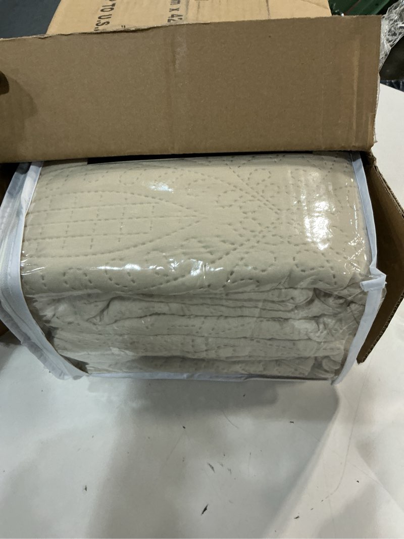 Condition photo showing New/Like New for chezmoi collection austin 3-piece oversized bedspread coverlet set (king, khaki) | oversized, lightweight, fade resistant king khaki