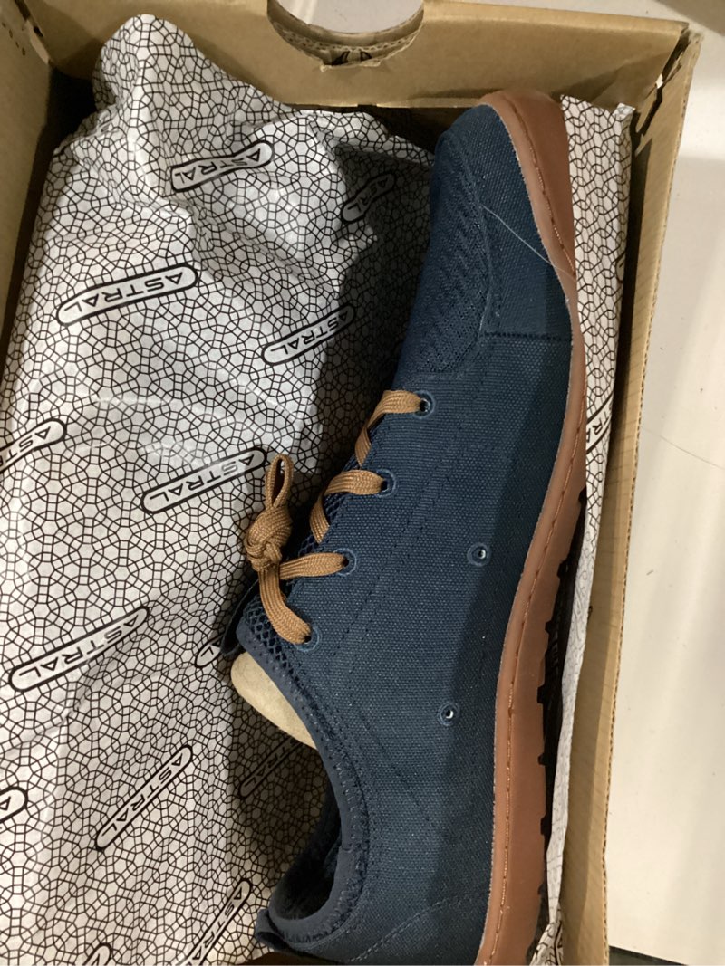 Condition photo showing New/Like New for astral, loyak m's size 11