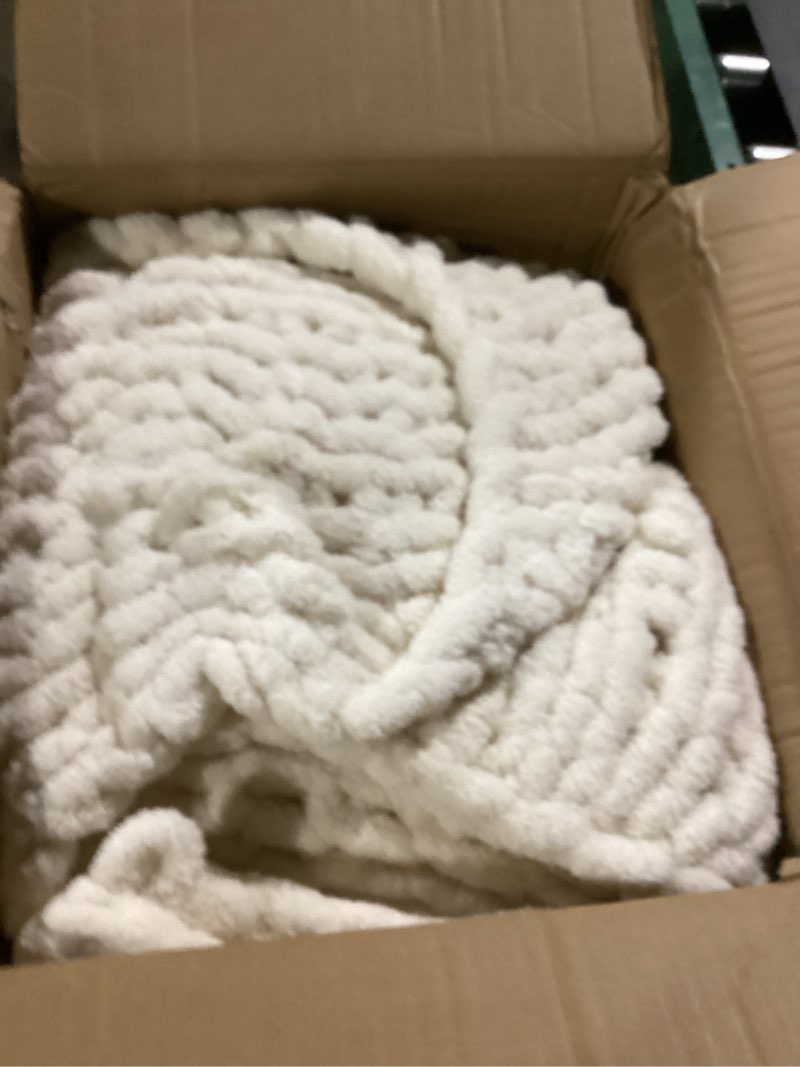 Condition photo showing Good Condition for L'AGRATY Chunky Knit Blanket Throw,Soft Chenille Yarn Throw Blanket 50x60?Handmade Cable Knit Crochet Blanket,Large Knit Blankets Chunky Yarn,Rope Knot Throw Blanket for Couch Sofa Bed Home Decor Ivory 50"x60"