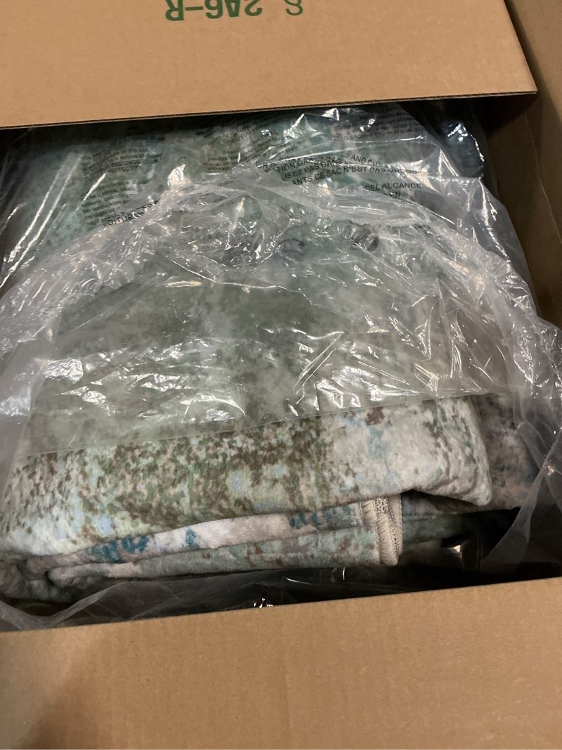 Condition photo showing Good Condition for Area Rugs 8x10 Machine Washable Area Rug for Bedroom Living Room Dining Room, Large Modern Abstract Soft Rugs, Indoor Low Pile Carpet with Non Slip Rubber Backing, Abstract Blue Green Abstract Blue Green 8' x 10' (Rectangular)