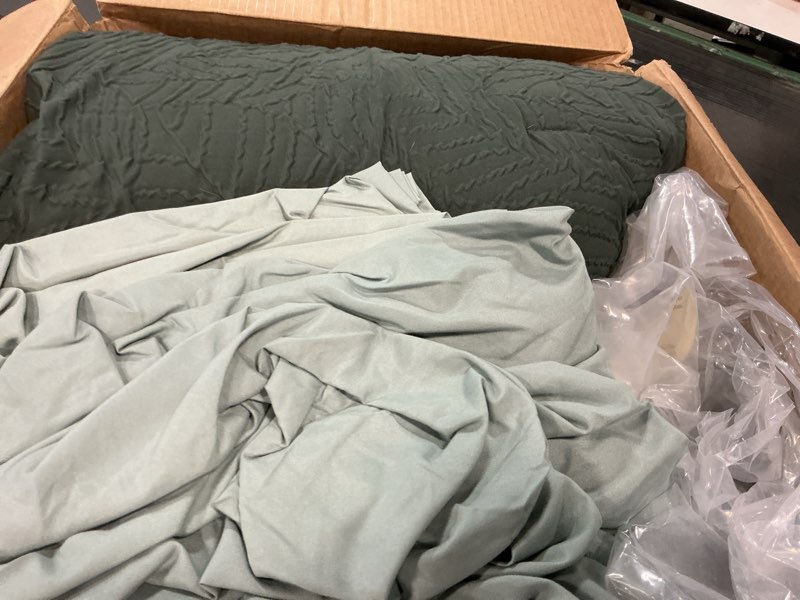 Condition photo showing Good Condition for Geniospin King Size Comforter Set - 7 Pieces Dark Green Bedding Set, Botanical Textured Comforter Bed Set, All Season Lightweight Bed in a Bag with Comforter, Sheets, Pillowcases & Shams Dark Green King (102"x90")