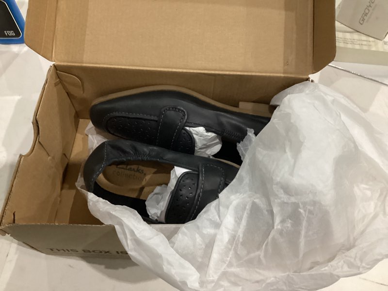 Condition photo showing New/Like New for Clarks Womens Lyrical Way 5.5 Black Leather