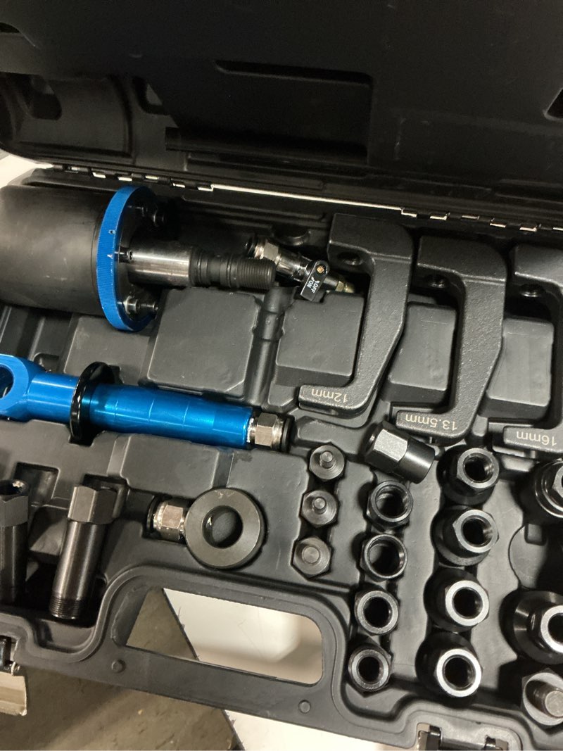 Condition photo showing Good Condition for upgraded pneumatic injector removal tool for most diesel engines, 27pcs diesel injector extractor with handle, pneumatic hammer, 22 different adapters labor-saving air vibration injector puller