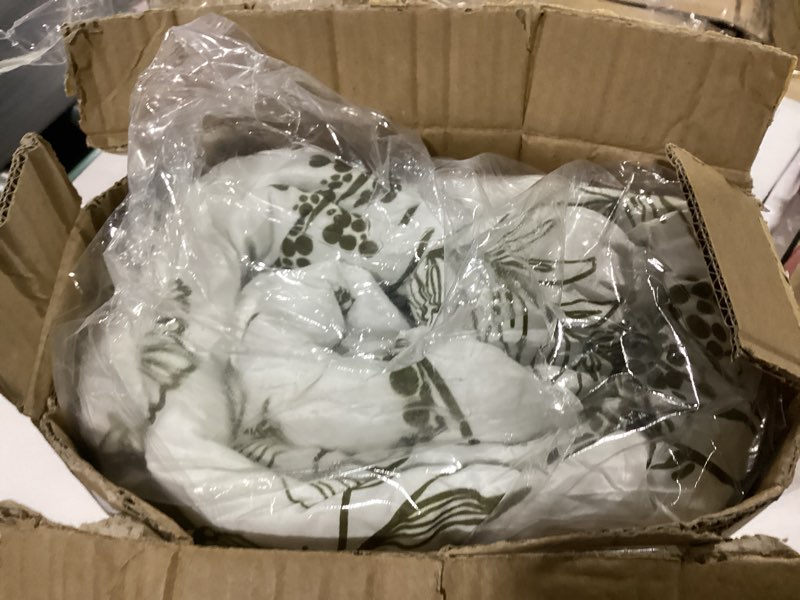 Condition photo showing Good Condition for joiedomi queen comforter set olive green, 3 pieces floral queen bedding set with 1 soft reversible botanical comforter and 2 pillow shams, bed in a bag for all seasons 02 - olive green queen