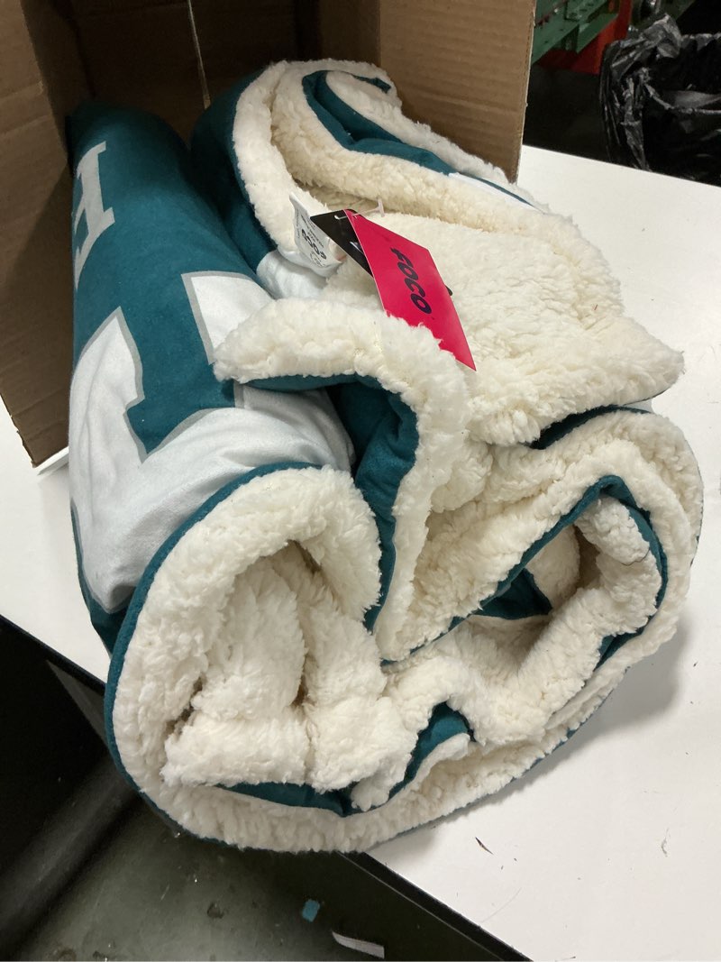 Condition photo showing Good Condition for FOCO NFL Unisex-Adult NFL Plush Throw Philadelphia Eagles 60x70" Team Color