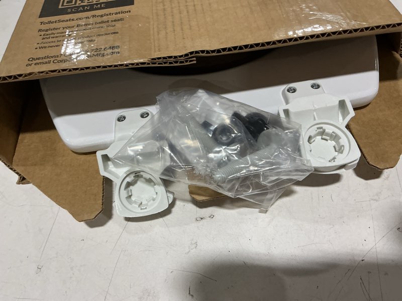 Condition photo showing New/Like New for bemis 500ec 390 toilet seat with easy clean & change hinges, 1 pack round, cotton white