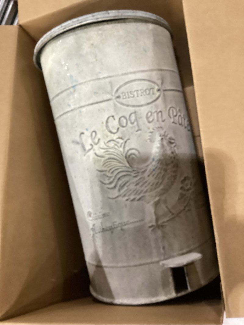 Condition photo showing Good Condition for Retro Metal Trash Can with Lid and Pedal Handmade Distressed Design Rooster Pattern Round Garbage Can Rustic Recycling Waste Bin for Home Patio Yard Bathroom Kitchen Garden Living Room Park