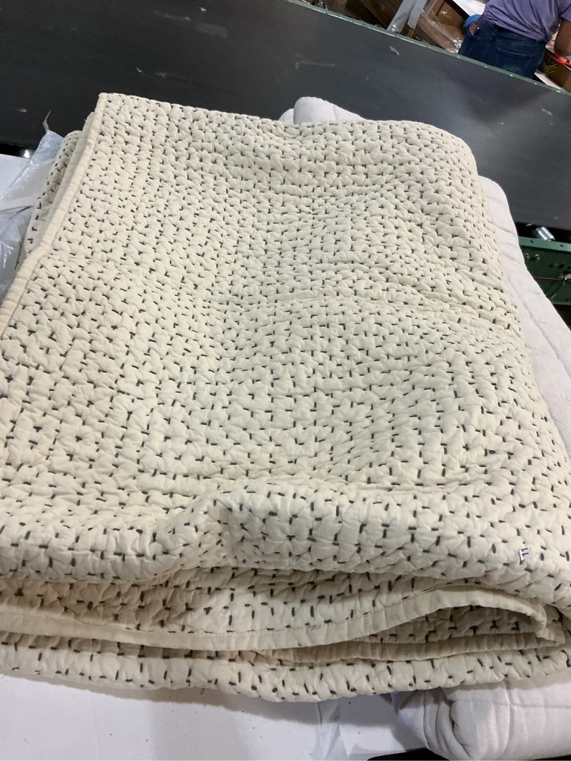Condition photo showing Good Condition for quince organic cotton hand stitched quilt color: undyed size 108in x 92in