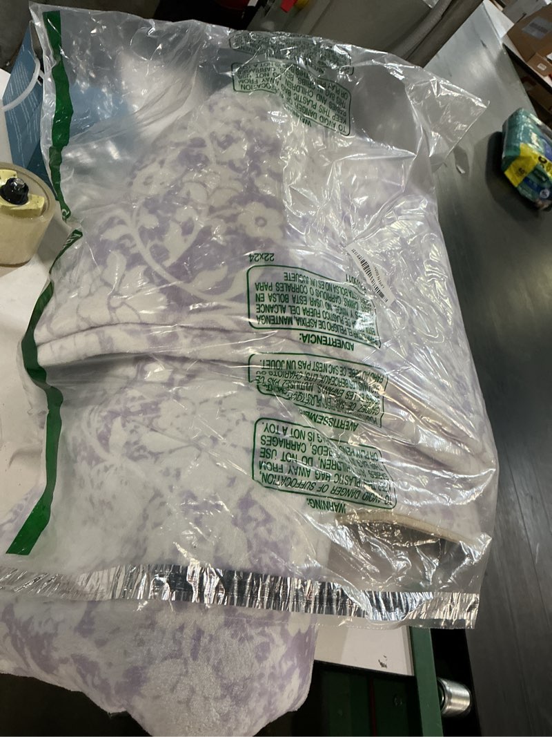 Condition photo showing Good Condition for DUKINO Washable Area Rug 5x7, Boho Low-Pile Rugs for Living Room, Non Slip Rubber Backing Girls Rugs, Soft Vintage Nursery Rug for Living Room, Bedroom, Dining Room, Dorm Room, Office, Purple Purple 5' x 7' (Rectangular)