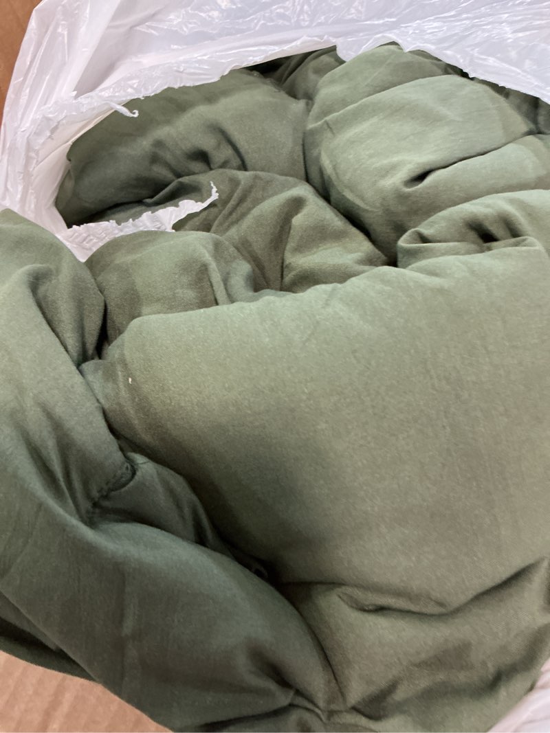 Condition photo showing Good Condition for bedsure oversized king comforter set, dark green soft prewashed bedding for all seasons, 3 pieces gentlesoft™ bed set, 1 lightweight comforter (120"x98") and 2 pillowcases (20"x36") oversized king(120"x98") 03 - dark green