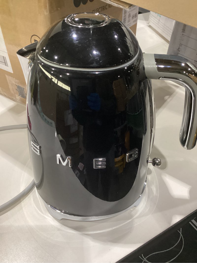 Condition photo showing Good Condition for smeg 50's retro style electric water kettle with automatic shutoff, removable base, and water indicator, klf03blus, black 1.8 quarts black
