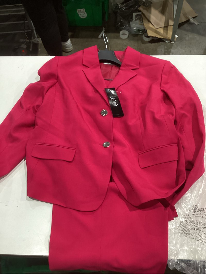 Le Suit women's blazer and pants suit in pink. Size 16