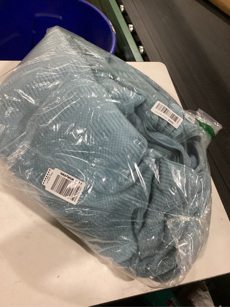 Condition photo showing Good Condition for 18 Pcs Turquoise Woven Family Towels Set-6 Bath Sheets,6 Hand Towels,6 Washcloths Soft Polyester Towels Absorbent Shower Towel Quick Dry Beach Chair Towel Lint Less Towels Set for Bathroom Spa Gym Turquoise 18 Pcs Towel Set
