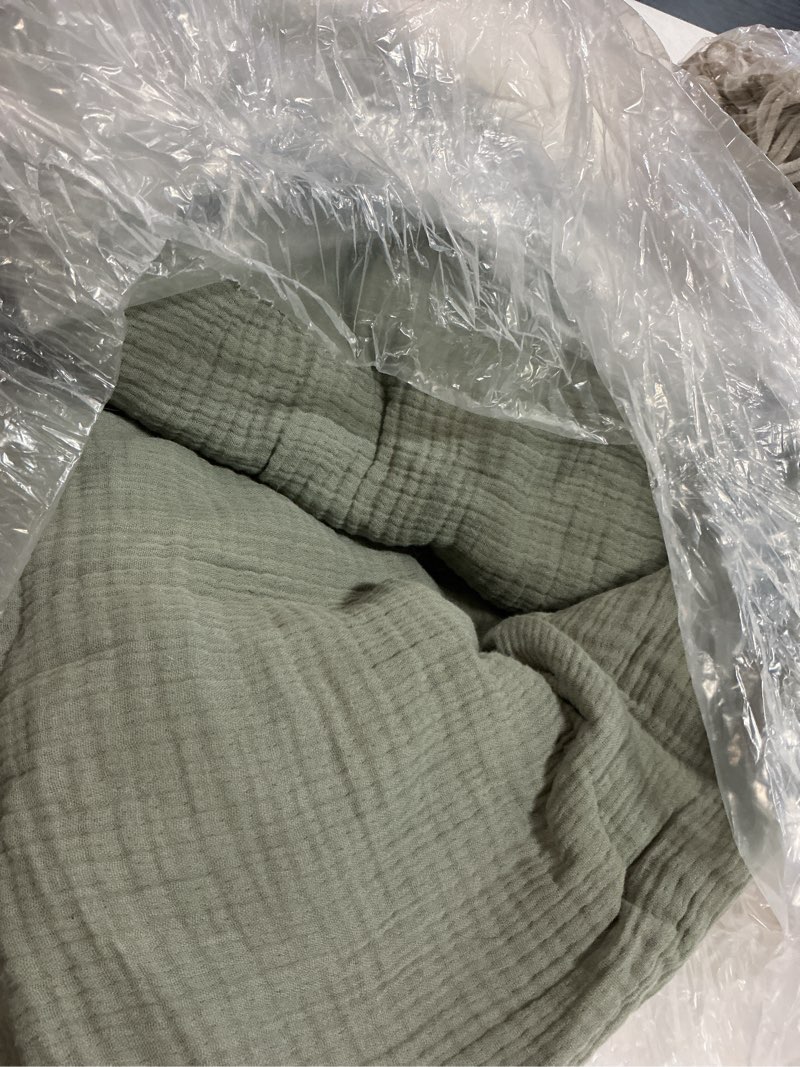 Condition photo showing Good Condition for organic cotton gauze blanket, full/queen, dried sage