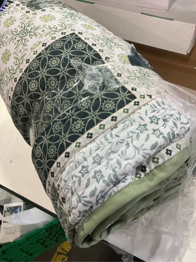 Condition photo showing Good Condition for xruibed patchwork quilt set king size 3 pieces plaid floral bedspread coverlet set green patchwork reversible bedding set soft microfiber bedspread set king for all season(king,104"x90") king (104"x 90") green