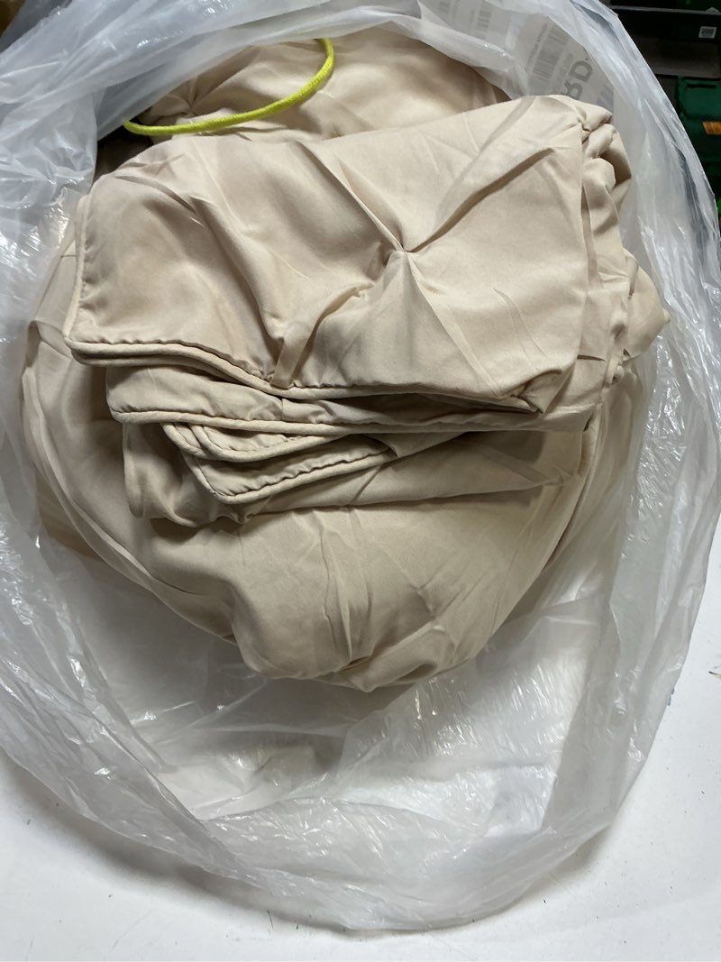 Condition photo showing Good Condition for Amazon Basics Soft, Breathable Queen Size Comforter Set, All-Season Down-Alternative 3-Piece Bedding Set, Pinch Pleat Design with Piped Edges, Full/Queen, Beige Beige Full/Queen