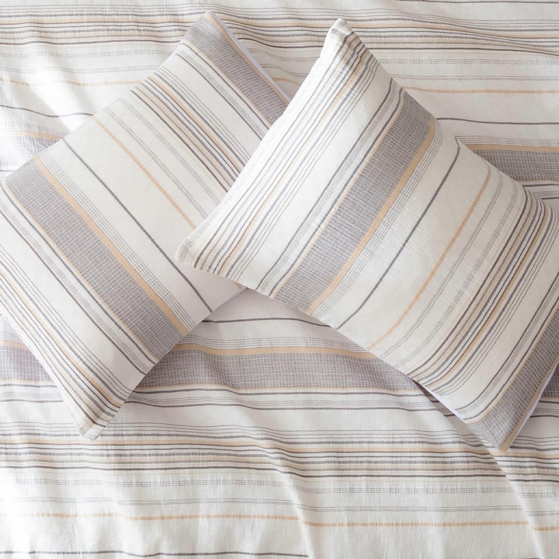 Amazon Basics Comforter Set, 3-Piece Jacquard Microfiber Comforter and 2 Pillow Shams, All-Season Be