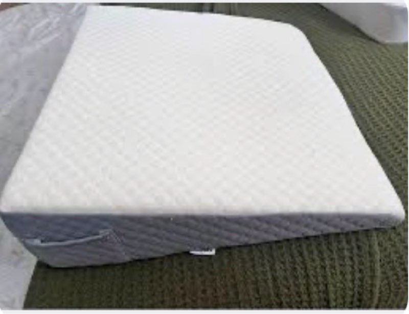 Wedge pillow with side pockets