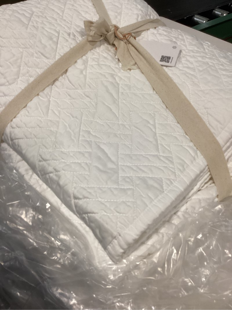 Condition photo showing Good Condition for quince organic cotton basketweave quilt twin color white 