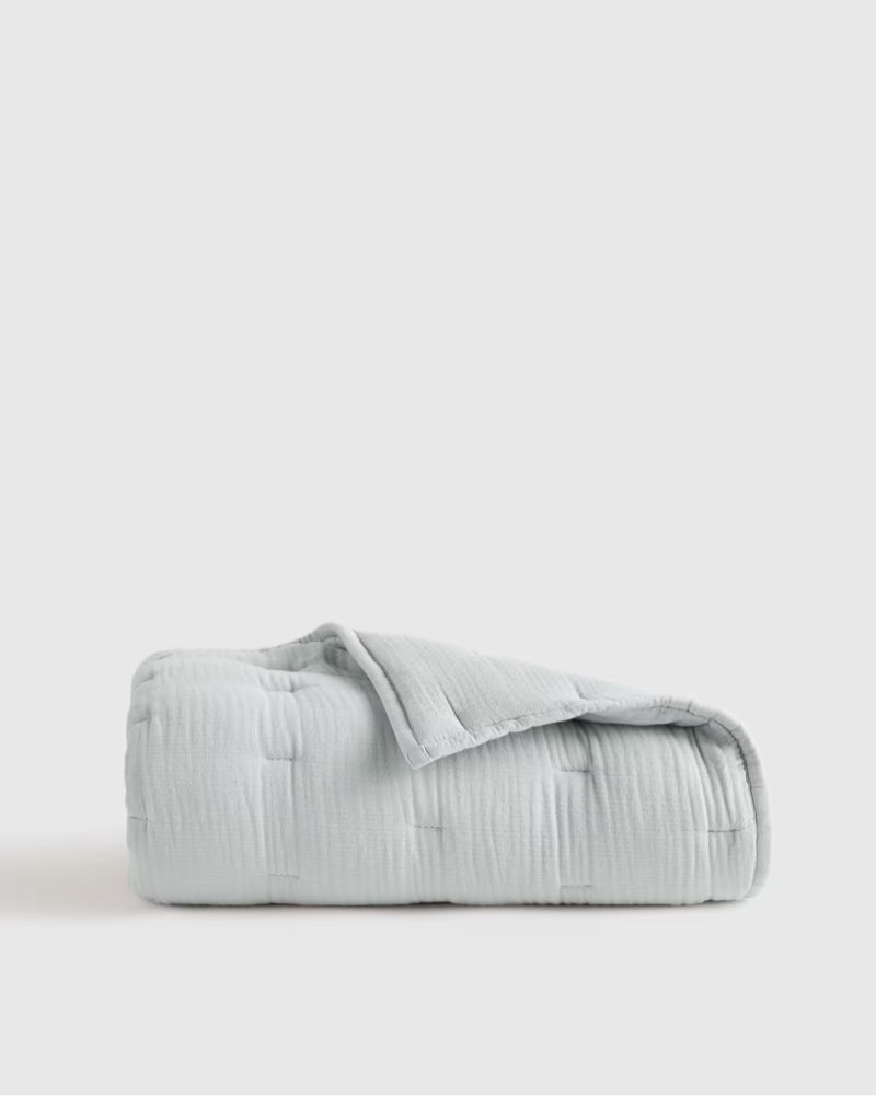 quince organic cotton gauze toddler quilt, color mist 