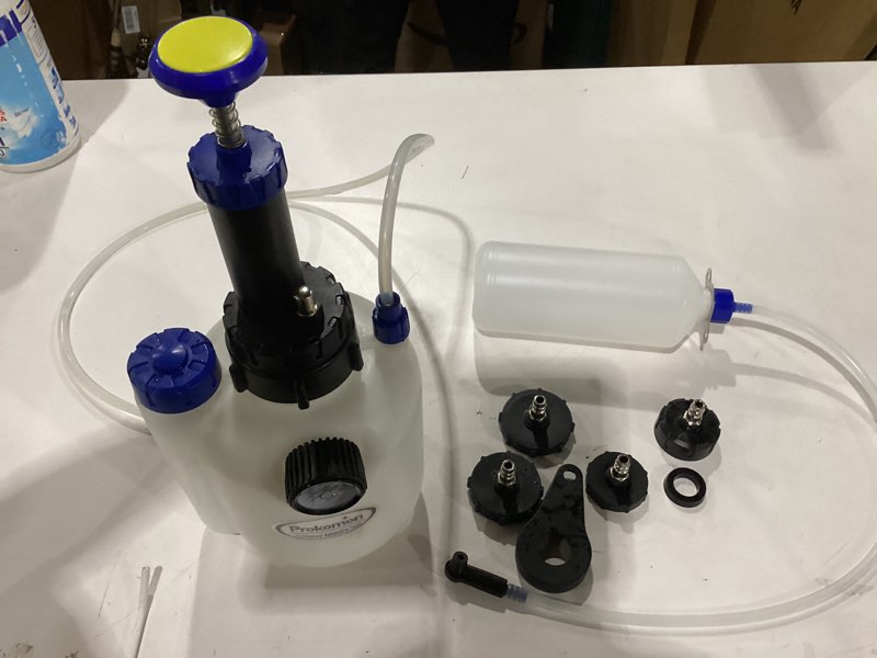 Condition photo showing As Is for prokomon 3l manual brake bleeder fluid pump with 4 master cylinder adapters and 1l brake bleeder bottle suitable for most vehicles one-person operation (7pieces)