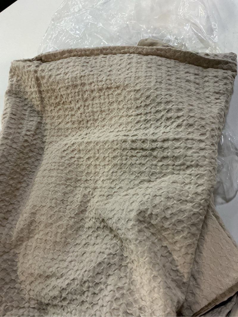 Condition photo showing Good Condition for quince organic luxe honeycomb duvet cover set king/cal king sand