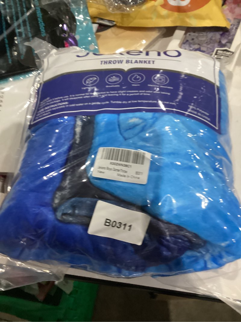 Condition photo showing New/Like New for Jekeno Abstract Throw Blanket, Gifts for Women, Men, Girls, Boys, Teens - Christmas, Birthday, Valentine's Art Decor for Home, Bed, Couch Art 50"x60"