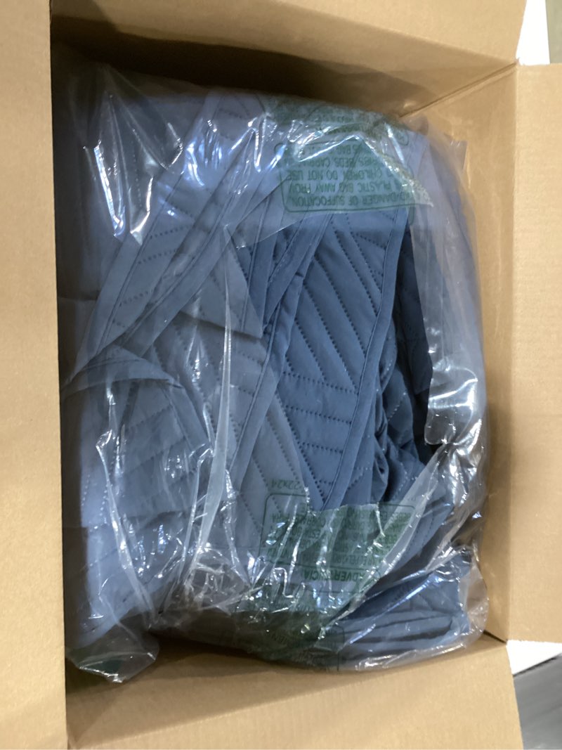 Condition photo showing Good Condition for Exclusivo Mezcla Ultrasonic King Quilt Bedding Set, Lightweight Navy Blue Bedspreads Soft Modern Geometric Coverlet Set for All Seasons (1 Quilt and 2 Pillow Shams) Navy Blue King (96"x104")