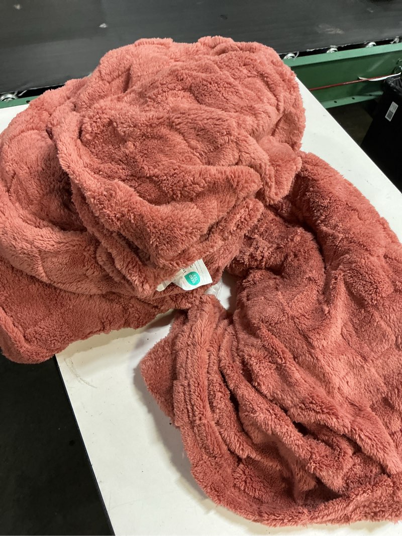 Condition photo showing Good Condition for bedsure throw blanket features a textured, shaggy design in a dusty rose color (unknown size)