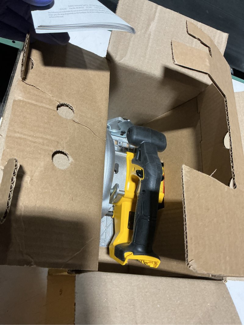 dewalt 20v max circular saw, cordless sidewinder style portable, 6-1/2-inch blade, 5150 rpm, 0-50 de