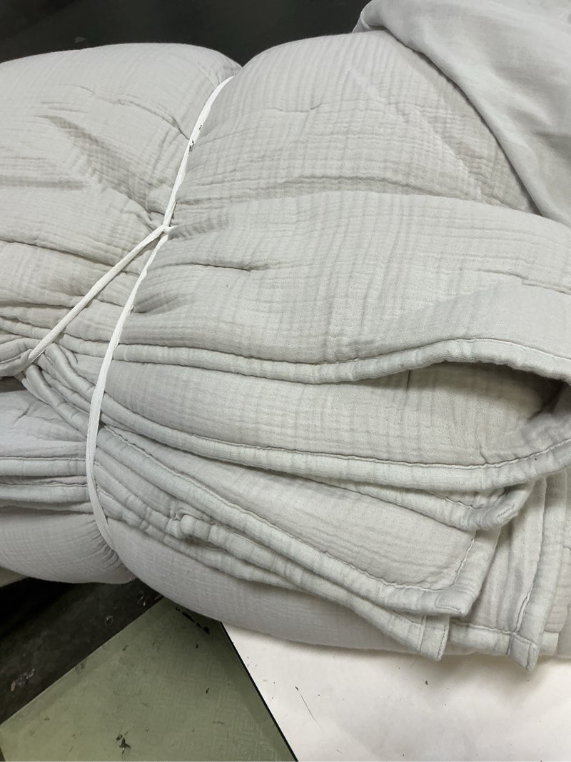 Condition photo showing Good Condition for ((size king))quince organic airy gauze quilt set in mist color:light grey